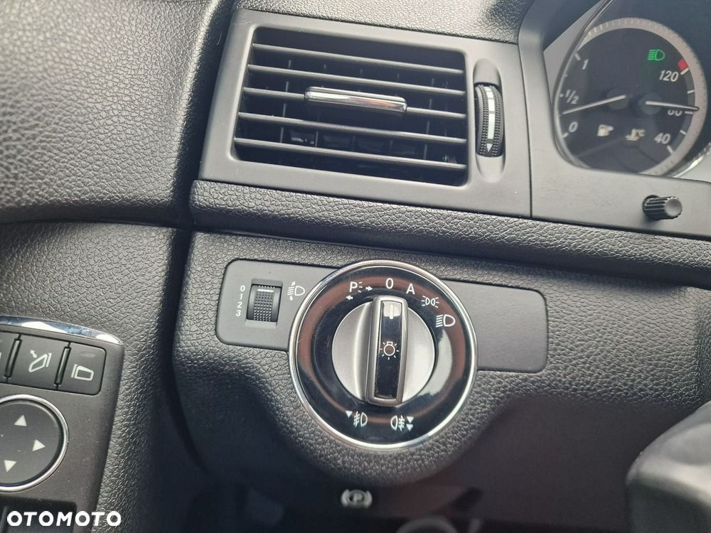 Mercedes-Benz Klasa C 180 BlueEFFICIENCY 7G-TRONIC Avantgarde - 37