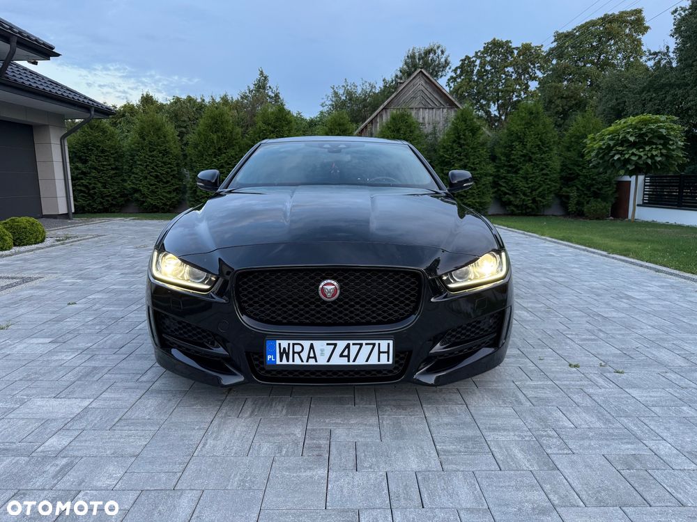 Jaguar XE 2.0 D AWD R-Sport - 4