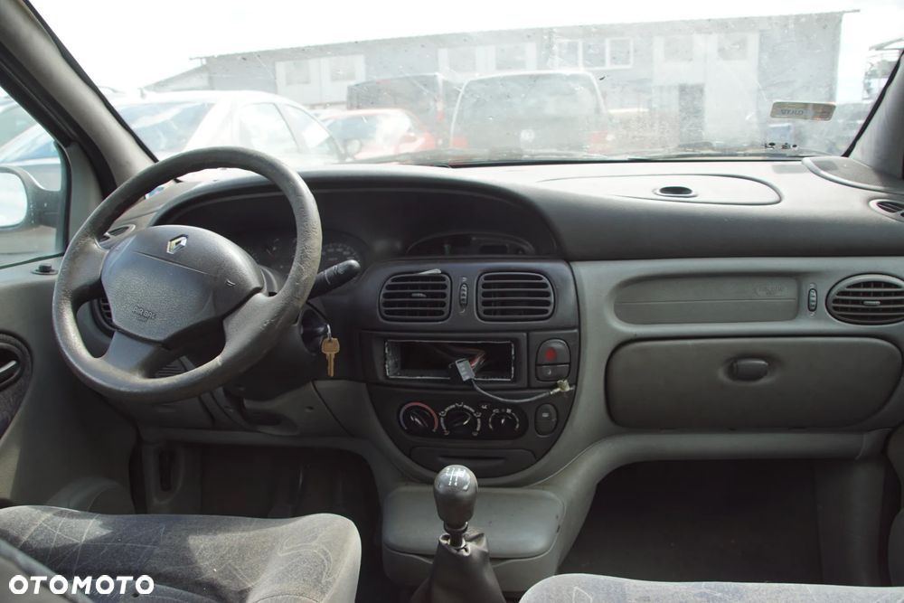 Auto na części - Renault Scenic I Lift 1.9 DTI 102 KM F9Q744 JB3983 MV632 2001R Silnik Skrzynia Drzwi Maska Błotnik Klapa Zderzak Lampa Lusterko Klamka Szyba Deska Kokpit Sterownik Moduł Czujnik Licznik Panel Kierownica - 17