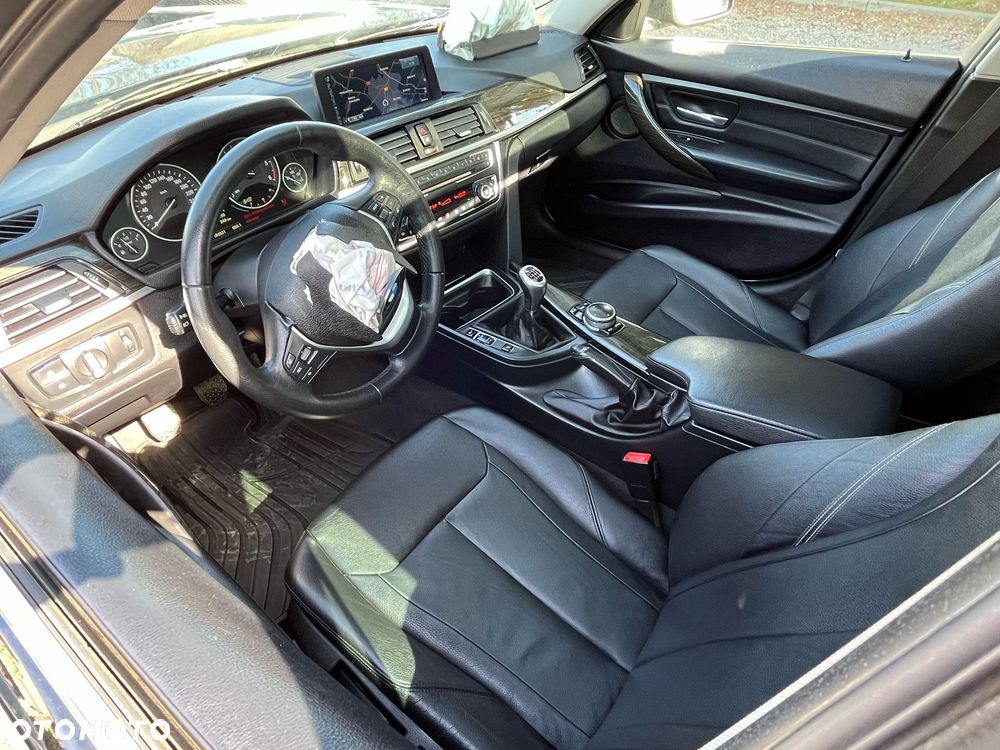 BMW Seria 3 318d xDrive M Sport - 10