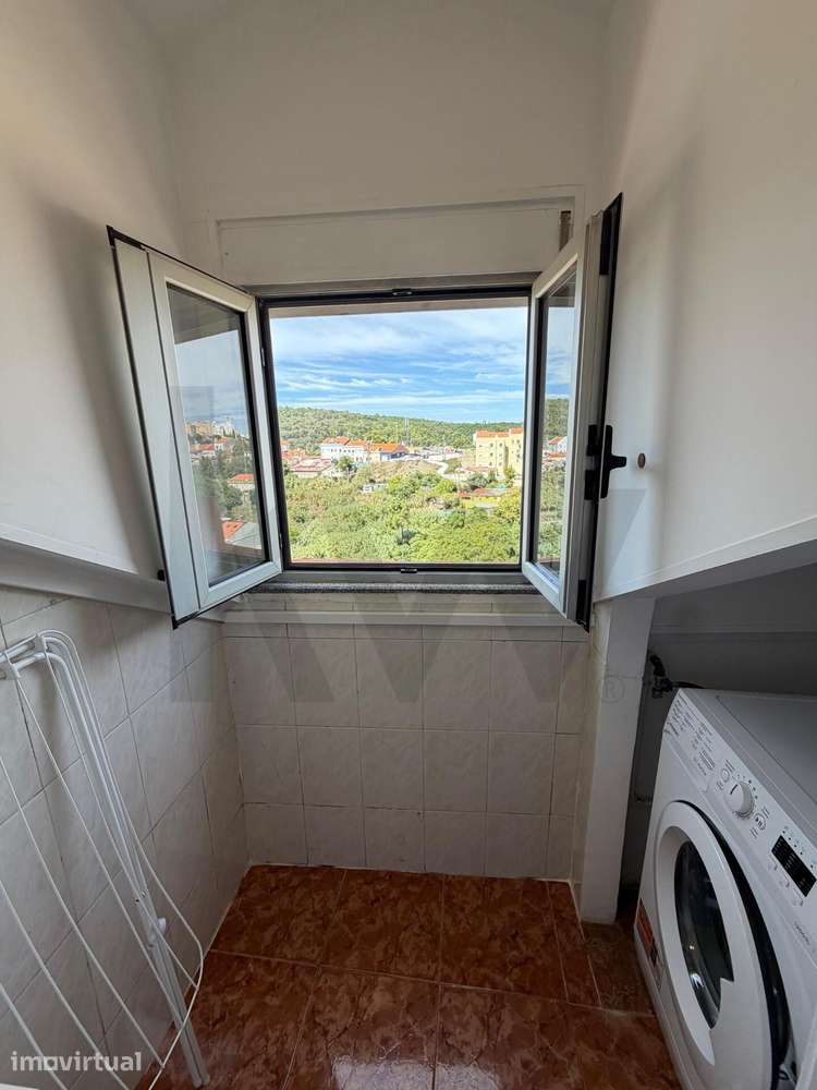 Apartamento T2 na Rua Maria Pia com vista para Monsanto - Grande imagem: 4/8