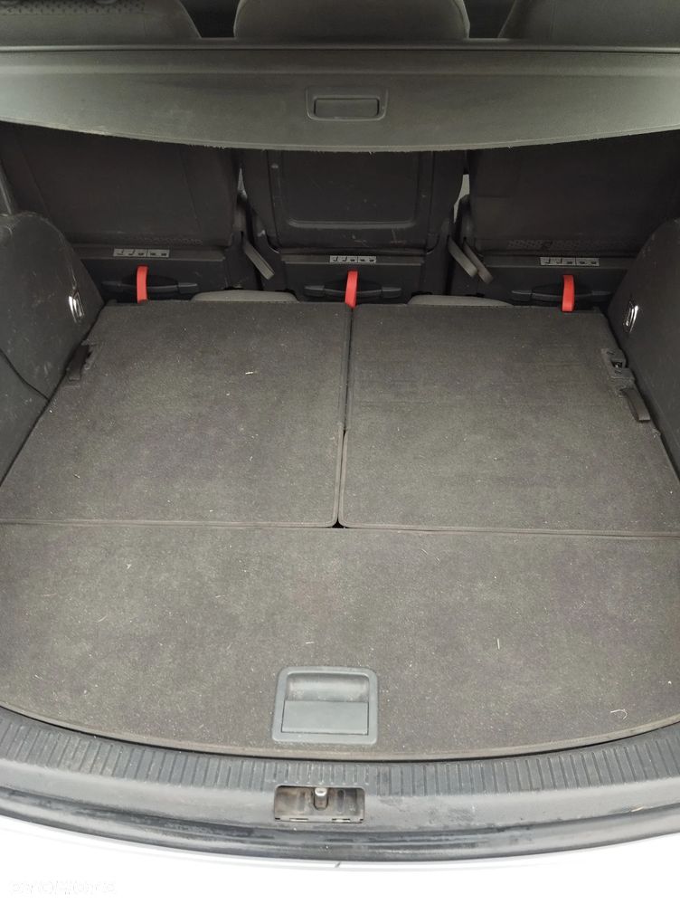 Volkswagen Touran 1.6 FSI Trendline - 11