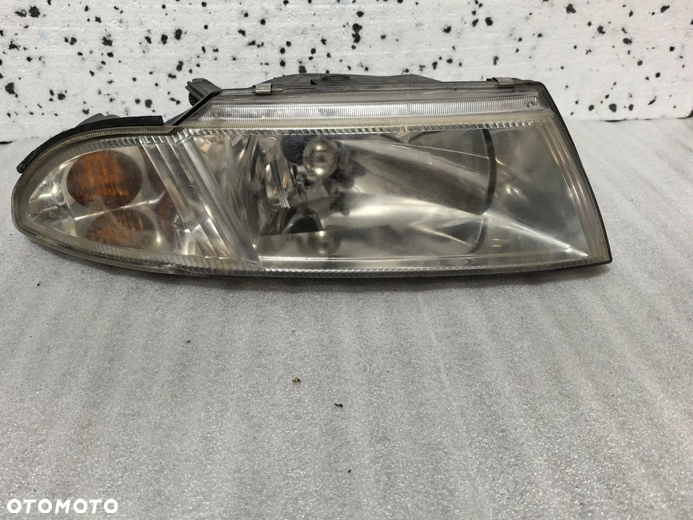 Mitsubishi Carisma lift Lampa prawy przód przednia prawa