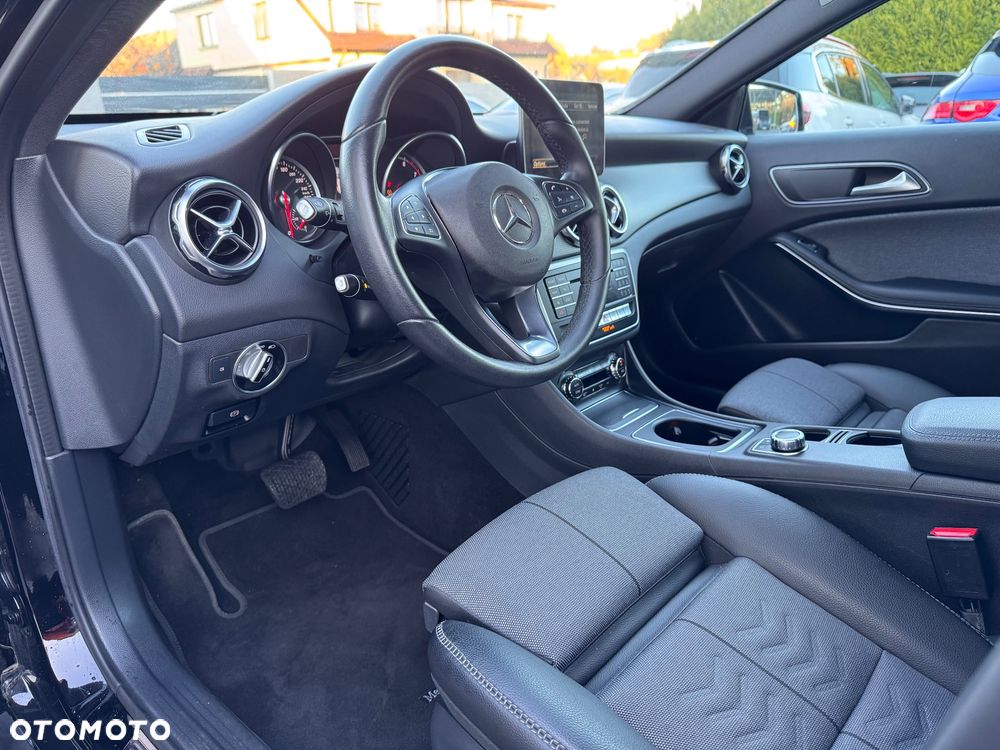 Mercedes-Benz GLA 200 7G-DCT UrbanStyle Edition - 18