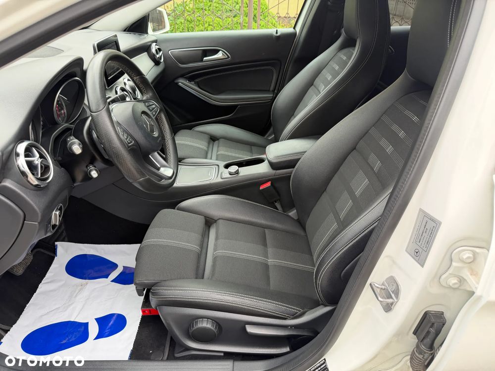 Mercedes-Benz GLA 200 7G-DCT Urban - 10