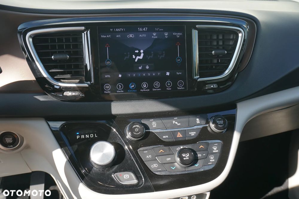Chrysler Pacifica - 16