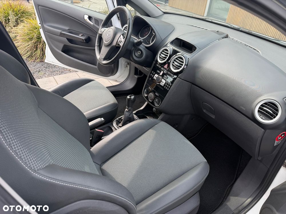 Opel Corsa 1.4 16V Cosmo - 9