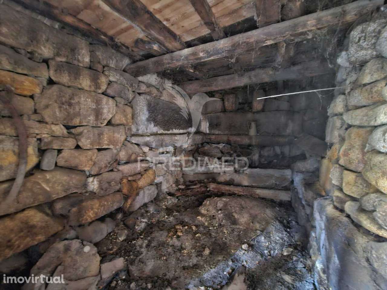 MORADIA EM RUÍNAS - Grande imagem: 4/17