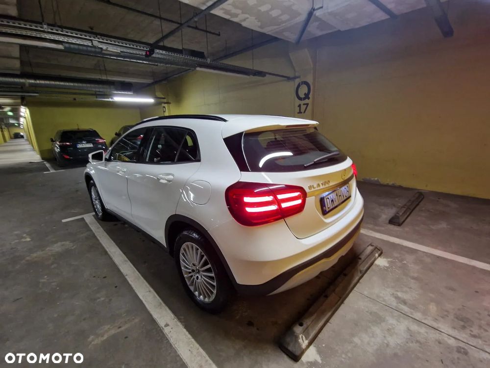 Mercedes-Benz GLA 180 7G-DCT - 11