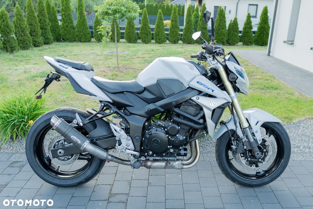 Suzuki GSR - 2