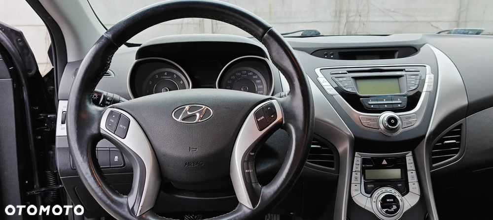 Hyundai Elantra 1.6 Comfort - 10