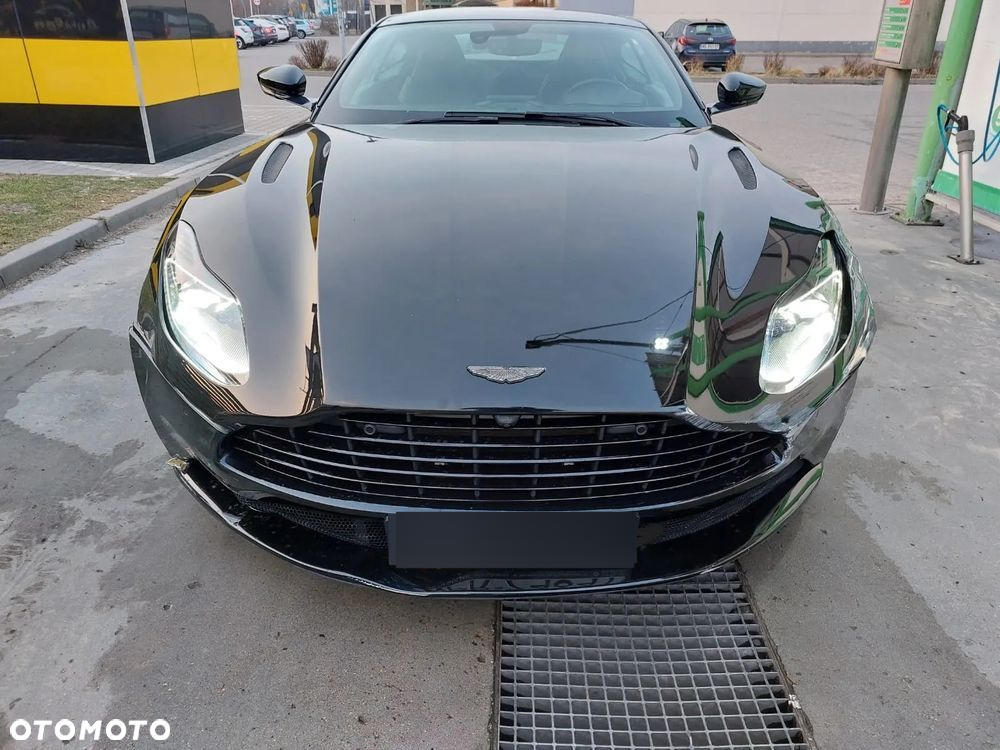 Aston Martin DB11 V8 Coupe - 7