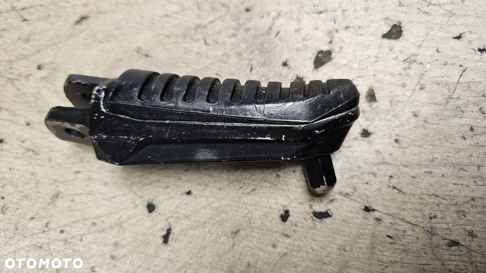 Podnóżek Suzuki GSX 1400 - 3