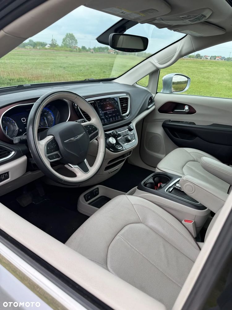 Chrysler Pacifica - 12