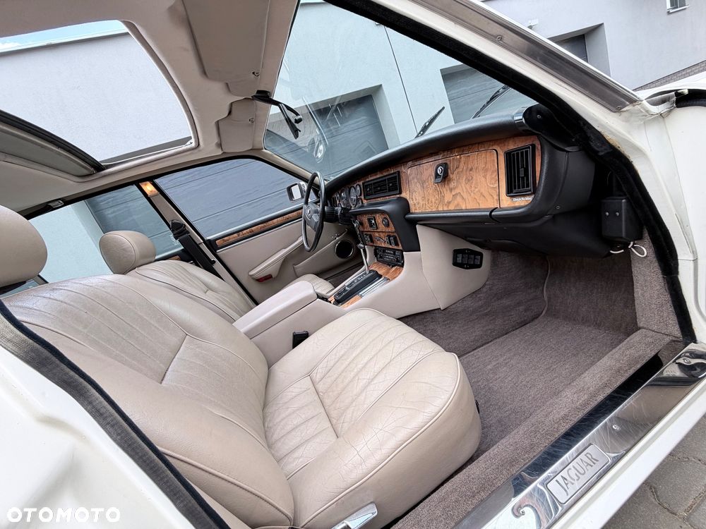 Jaguar XJ - 12