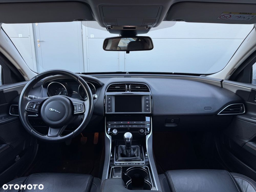 Jaguar XE E-Performance Pure - 10