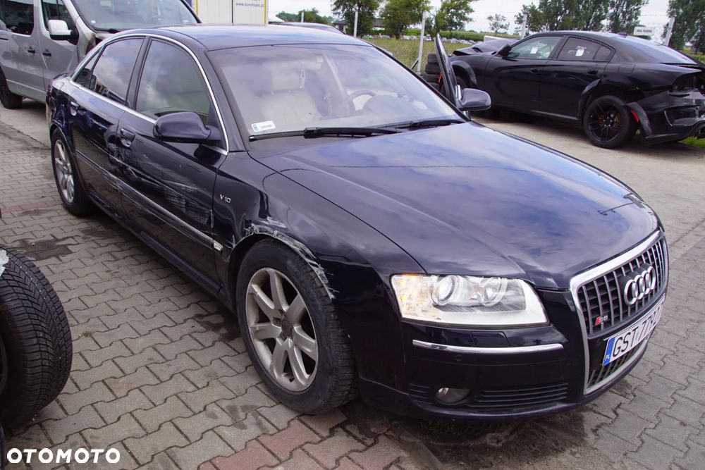 AUDI A8 D3 4.2 335 KM 2005  SILNIK BFM SKRZYNIA HHV  POJAZD NA CZĘŚCI. Tel. 692 106 889 silnik kompletny BFM, blok silnika, głowica lewa, głowica prawa, wał korbowy, wałek rozrządu, wałek ssący, wałek wydechowy, tłoki, korbowody, panewki, pierścienie tłokowe, miska olejowa, pompa oleju, smok olejowy, czujnik poziomu oleju, czujnik ciśnienia oleju, obudowa filtra oleju, chłodnica oleju, korek wlewu oleju, bagnet oleju, pokrywa zaworów lewa, pokrywa zaworów prawa, uszczelka pokrywy zaworów, kolektor ssący, kolektor wydechowy lewy, kolektor wydechowy prawy, przepustnica, listwa wtryskowa, wtryskiwacze, pompa paliwa, kosz pompy paliwa, regulator ciśnienia paliwa, filtr paliwa, przewody paliwowe, zbiornik paliwa, wlew paliwa, korek wlewu paliwa, obudowa filtra powietrza, przepływomierz, rura dolotowa, rezonator dolotu, przewody podciśnienia, zawór podciśnienia, odma, separator oleju, cewki zapłonowe, świece zapłonowe, wiązka silnika, sterownik silnika, moduł zapłonowy, czujnik położenia wału, czujnik położenia wałka rozrządu, czujnik temperatury silnika, czujnik spalania stukowego, czujnik ciśnienia, sonda lambda, alternator, rozrusznik, pompa wody, termostat, obudowa termostatu, chłodnica wody, wentylator chłodnicy lewy, wentylator chłodnicy prawy, obudowa wentylatorów, zbiornik wyrównawczy, korek zbiornika wyrównawczego, przewody chłodnicy, węże układu chłodzenia, nagrzewnica, przewody nagrzewnicy, koło pasowe wału, rolka prowadząca, rolka napinacza, napinacz paska, pasek osprzętu, łapa silnika lewa, łapa silnika prawa, poduszka silnika lewa, poduszka silnika prawa, osłona silnika górna, osłona silnika dolna, skrzynia biegów HHV, sterownik skrzyni biegów, mechatronika skrzyni, konwerter skrzyni biegów, sprzęgło hydrokinetyczne, miska skrzyni biegów, chłodnica oleju skrzyni, przewody oleju skrzyni, wybierak biegów, lewarek zmiany biegów, linka wybieraka, poduszka skrzyni biegów, łapa skrzyni biegów, wał napędowy, podpora wału, przegub wału, skrzynia rozdzielcza, reduktor, dyferencjał przedni, dyferencjał tylny, most przedni, most tylny, półoś przednia lewa, półoś przednia prawa, półoś tylna lewa, półoś tylna prawa, przegub zewnętrzny, przegub wewnętrzny, flansza napędowa, piasta przednia lewa, piasta przednia prawa, piasta tylna lewa, piasta tylna prawa, łożysko koła przednie, łożysko koła tylne, sanki przednie, sanki tylne, belka przednia, belka tylna, amortyzator przedni lewy, amortyzator przedni prawy, amortyzator tylny lewy, amortyzator tylny prawy, miech pneumatyczny przedni lewy, miech pneumatyczny przedni prawy, miech pneumatyczny tylny lewy, miech pneumatyczny tylny prawy, kolumna pneumatyczna przednia lewa, kolumna pneumatyczna przednia prawa, kompresor zawieszenia, pompa zawieszenia, sterownik zawieszenia, blok zaworowy zawieszenia, czujnik poziomowania, zbiornik powietrza zawieszenia, przewody pneumatyczne, wahacz przedni górny lewy, wahacz przedni górny prawy, wahacz przedni dolny lewy, wahacz przedni dolny prawy, wahacz tylny lewy, wahacz tylny prawy, zwrotnica przednia lewa, zwrotnica przednia prawa, zwrotnica tylna lewa, zwrotnica tylna prawa, stabilizator przedni, stabilizator tylny, łącznik stabilizatora lewy, łącznik stabilizatora prawy, drążek kierowniczy lewy, drążek kierowniczy prawy, końcówka drążka lewa, końcówka drążka prawa, maglownica, przekładnia kierownicza, pompa wspomagania, zbiornik płynu wspomagania, przewody wspomagania, kolumna kierownicza, krzyżak kolumny kierowniczej, zacisk hamulcowy przedni lewy, zacisk hamulcowy przedni prawy, zacisk hamulcowy tylny lewy, zacisk hamulcowy tylny prawy, jarzmo zacisku przednie, jarzmo zacisku tylne, tarcza hamulcowa przednia lewa, tarcza hamulcowa przednia prawa, tarcza hamulcowa tylna lewa, tarcza hamulcowa tylna prawa, klocki hamulcowe, pompa hamulcowa, serwo hamulcowe, moduł ABS, pompa ABS, czujnik ABS przedni, czujnik ABS tylny, przewód hamulcowy, linka hamulca postojowego, silniczek hamulca postojowego, sterownik hamulca postojowego, felga aluminiowa, koło kompletne, śruba koła, dekielek felgi, czujnik ciśnienia opony, zderzak przedni, zderzak tylny, belka zderzaka przedniego, belka zderzaka tylnego, absorber zderzaka, kratka zderzaka lewa, kratka zderzaka prawa, grill przedni, atrapa chłodnicy, ramka grilla, emblemat Audi, emblemat A8, maska, zawias maski lewy, zawias maski prawy, zamek maski, linka otwierania maski, siłownik maski, błotnik przedni lewy, błotnik przedni prawy, nadkole przednie lewe, nadkole przednie prawe, nadkole tylne lewe, nadkole tylne prawe, drzwi przednie lewe, drzwi przednie prawe, drzwi tylne lewe, drzwi tylne prawe, klamka zewnętrzna przednia lewa, klamka zewnętrzna przednia prawa, klamka zewnętrzna tylna lewa, klamka zewnętrzna tylna prawa, klamka wewnętrzna, zamek drzwi przednich, zamek drzwi tylnych, zawias drzwi, ogranicznik drzwi, mechanizm szyby przedni lewy, mechanizm szyby przedni prawy, mechanizm szyby tylny lewy, mechanizm szyby tylny prawy, silniczek szyby, szyba drzwi przednia lewa, szyba drzwi przednia prawa, szyba drzwi tylna lewa, szyba drzwi tylna prawa, szyba przednia, szyba tylna, szyba boczna lewa, szyba boczna prawa, uszczelka drzwi, uszczelka szyby, listwa drzwi, listwa progowa, listwa chromowana, próg lewy, próg prawy, dach, podszybie, pas przedni, wzmocnienie czołowe, osłona pod silnik, osłona podwozia, osłona nadkola, klapa bagażnika, zamek klapy bagażnika, zawias klapy bagażnika, siłownik klapy bagażnika, mechanizm domykania klapy, lusterko lewe, lusterko prawe, wkład lusterka lewy, wkład lusterka prawy, silniczek lusterka, kierunkowskaz lusterka, reflektor przedni lewy, reflektor przedni prawy, lampa tylna lewa, lampa tylna prawa, lampa klapy lewa, lampa klapy prawa, kierunkowskaz przedni, światło przeciwmgielne lewe, światło przeciwmgielne prawe, przetwornica xenon, żarnik xenon, moduł reflektora, sterownik poziomowania lamp, spryskiwacz reflektora lewy, spryskiwacz reflektora prawy, zbiornik płynu spryskiwaczy, pompka spryskiwaczy, dysza spryskiwacza, mechanizm wycieraczek, silnik wycieraczek, ramię wycieraczki lewe, ramię wycieraczki prawe, fotel kierowcy, fotel pasażera, kanapa tylna, oparcie tylnej kanapy, zagłówek przedni, zagłówek tylny, podłokietnik przedni, podłokietnik tylny, stelaż fotela, silniczek fotela, sterownik fotela, mata grzewcza fotela, boczek drzwi przedni lewy, boczek drzwi przedni prawy, boczek drzwi tylny lewy, boczek drzwi tylny prawy, deska rozdzielcza, konsola środkowa, tunel środkowy, schowek pasażera, kierownica, poduszka kierownicy, manetka kierunkowskazów, manetka wycieraczek, taśma kierownicy, licznik, zegary, wyświetlacz centralny, ekran nawigacji, radio, jednostka multimedialna, zmieniarka płyt, wzmacniacz audio, głośnik przedni, głośnik tylny, subwoofer, antena radiowa, moduł nawigacji, panel klimatyzacji, kratka nawiewu lewa, kratka nawiewu prawa, kratka nawiewu środkowa, dmuchawa nawiewu, rezystor dmuchawy, silniczek klapy nawiewu, parownik klimatyzacji, skraplacz klimatyzacji, osuszacz klimatyzacji, sprężarka klimatyzacji, - 14