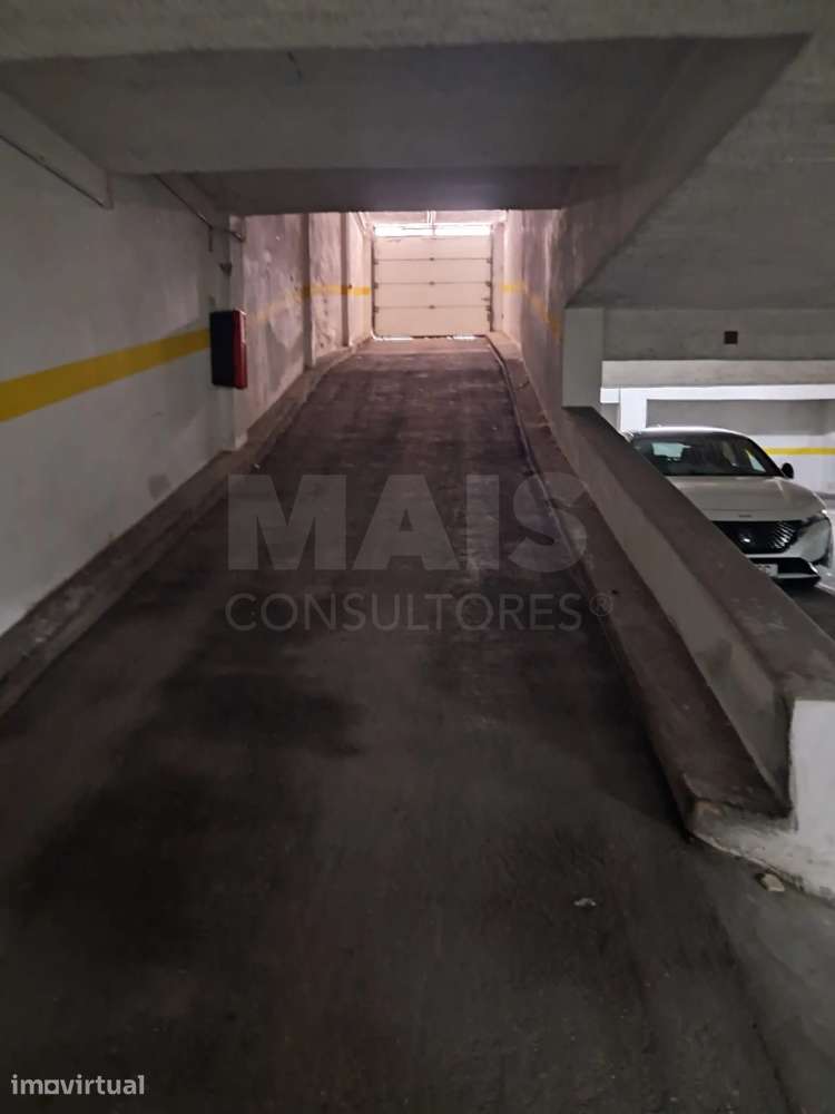 Parqueamento junto à Avenida 1º de Maio - Grande imagem: 2/6