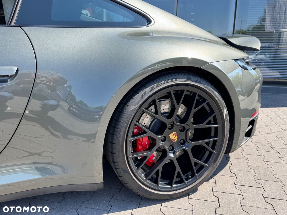Porsche 911 Carrera 4 GTS - 28