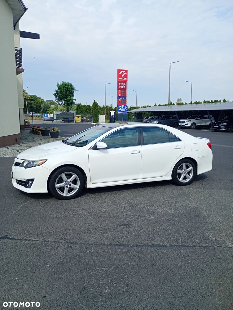 Toyota Camry - 4