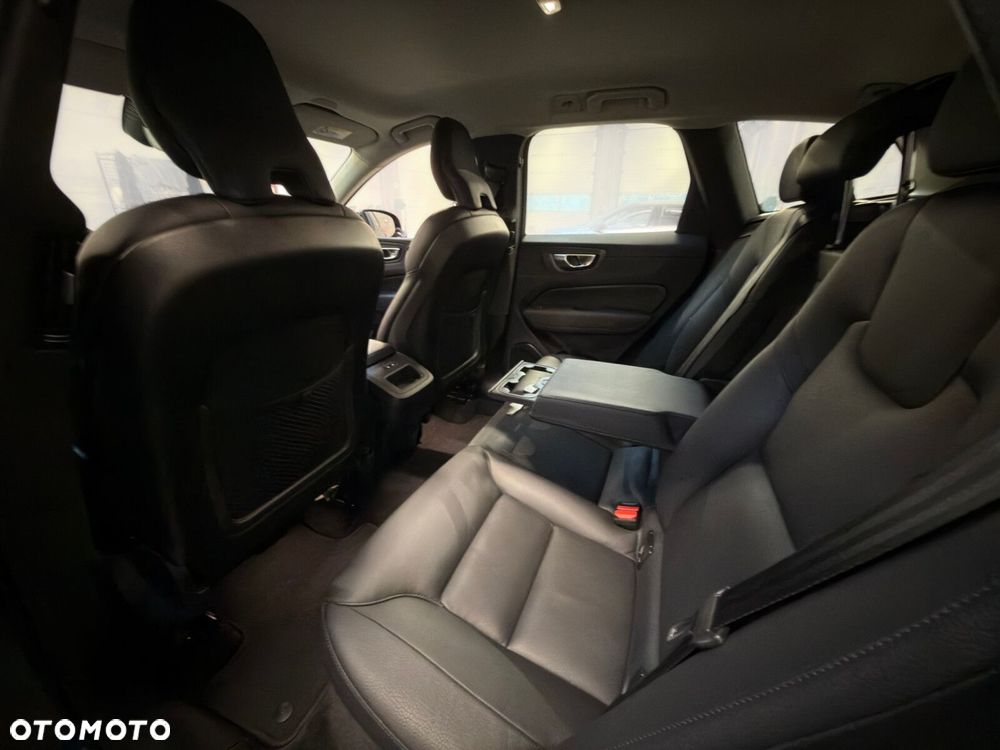 Volvo XC 60 B4 B Plus Dark - 28