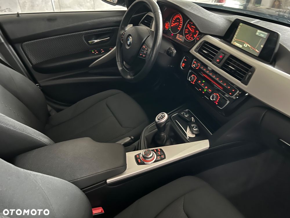 BMW Seria 3 318d xDrive - 24