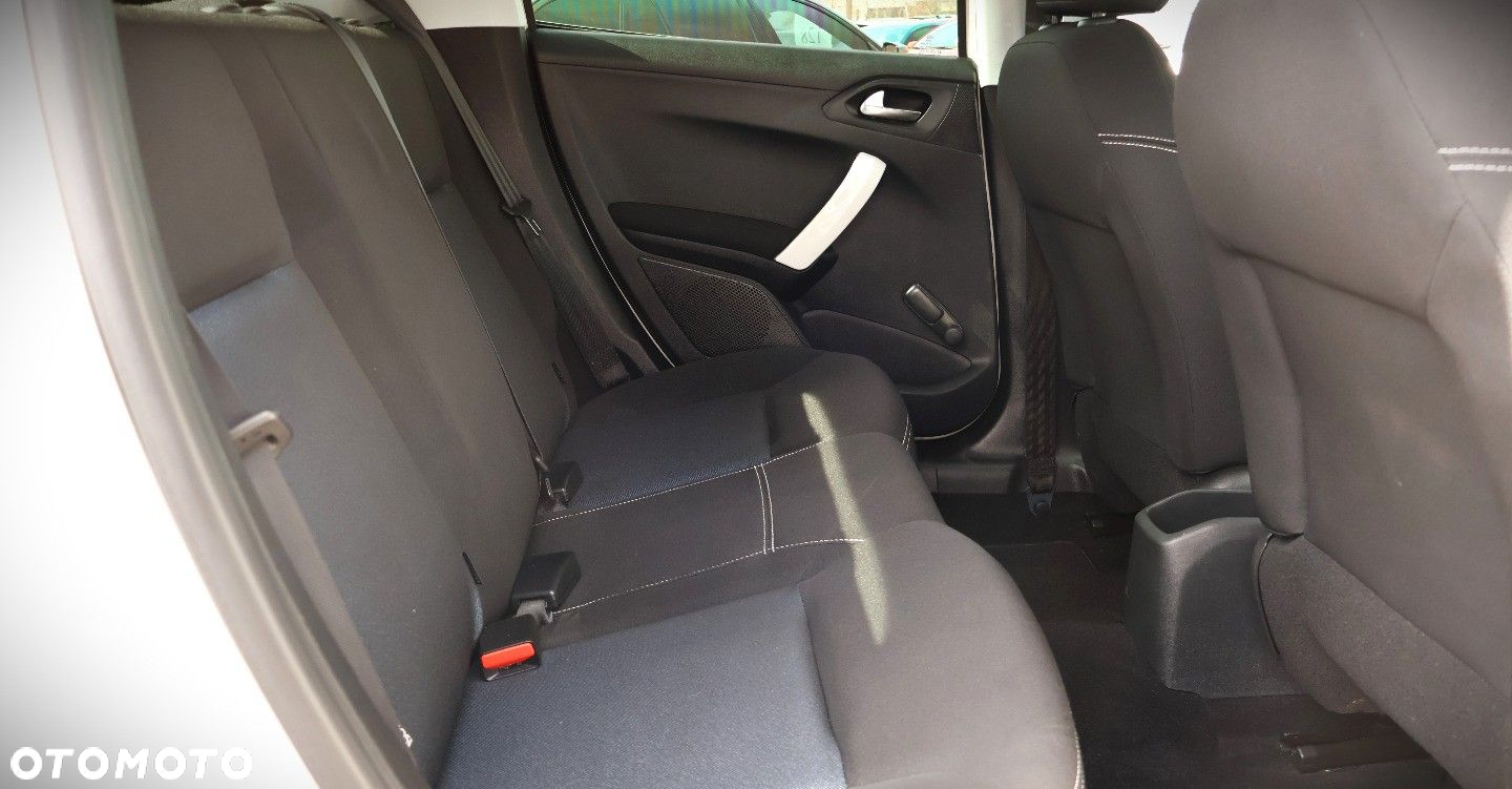 Peugeot 208 - 17