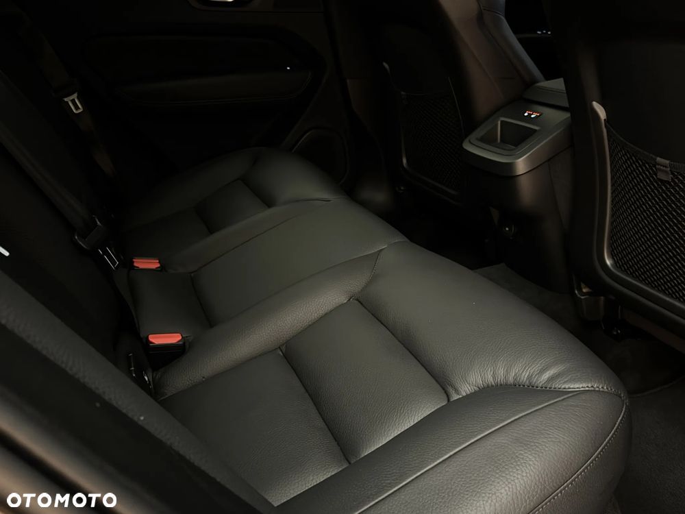Volvo XC 60 B4 D AWD Ultimate Dark - 24