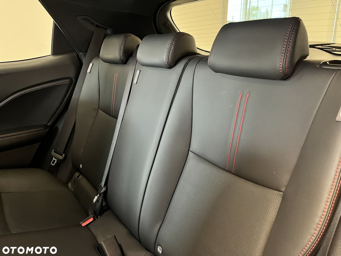 Lexus LBX 1.5 Hybrid Emotion - 4