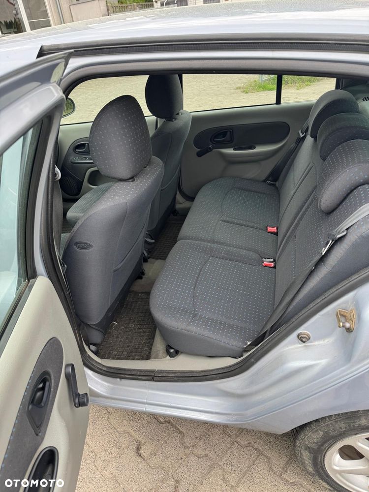 Renault Clio 1.2 16V Confort Privilege - 6