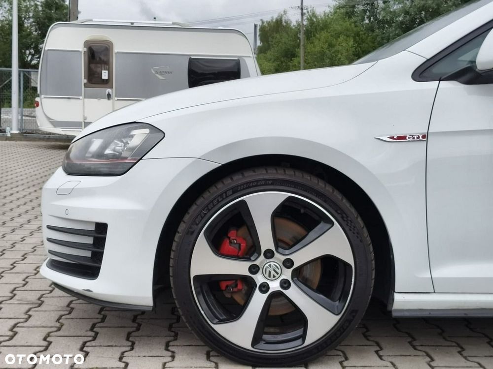 Volkswagen Golf - 23