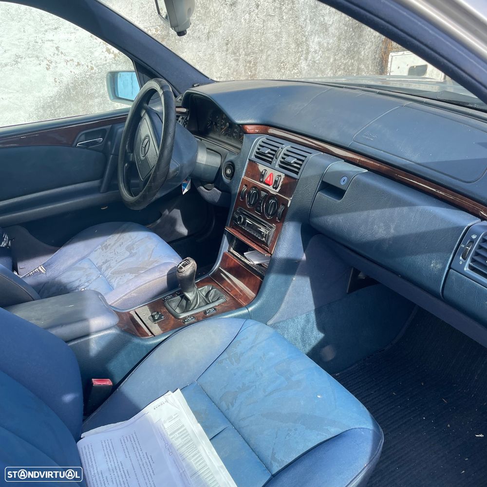 Mercedes-Benz 220 - 4