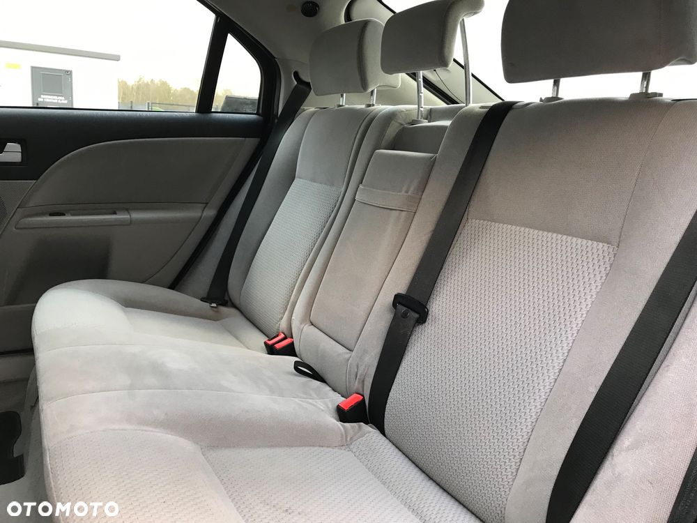 Ford Mondeo 1.8 Ghia - 22