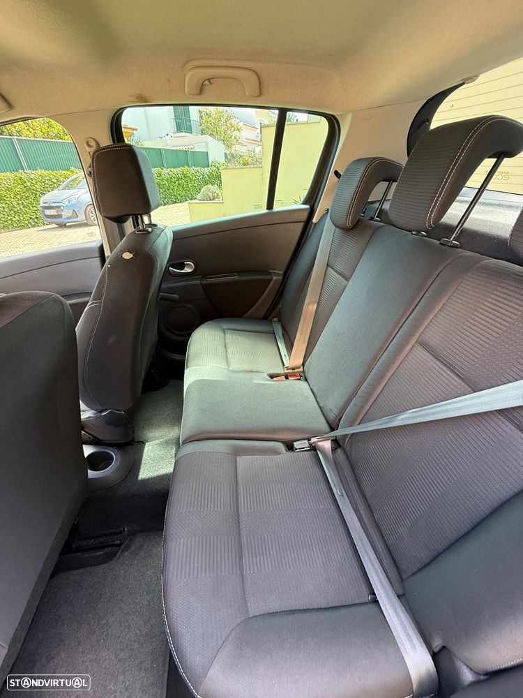 Renault Clio 1.2 16V Confort 130g - 12