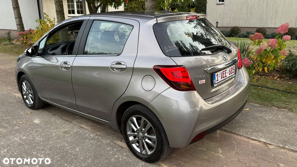 Toyota Yaris 2015 photo 2