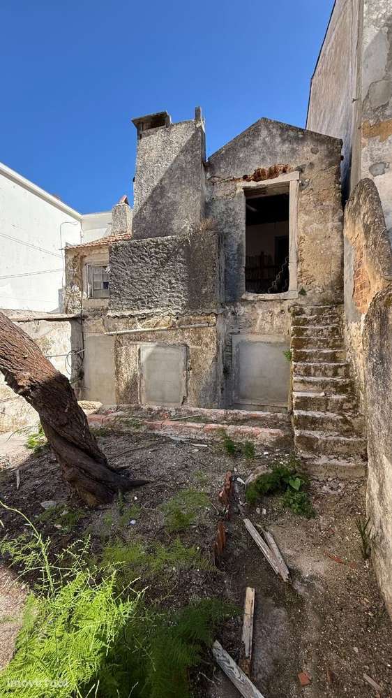 Moradia para reconstrução com duas frentes, situada no centro da ci... - Grande imagem: 5/5