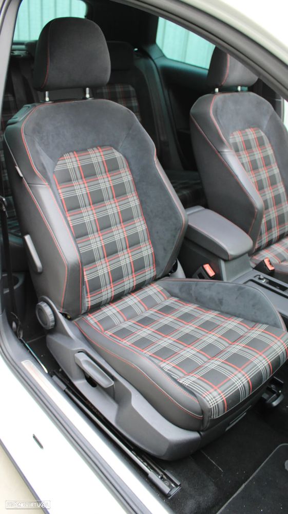 VW Golf GTI Performance BlueMotion - 40