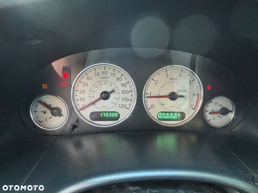 Chrysler Town & Country - 18