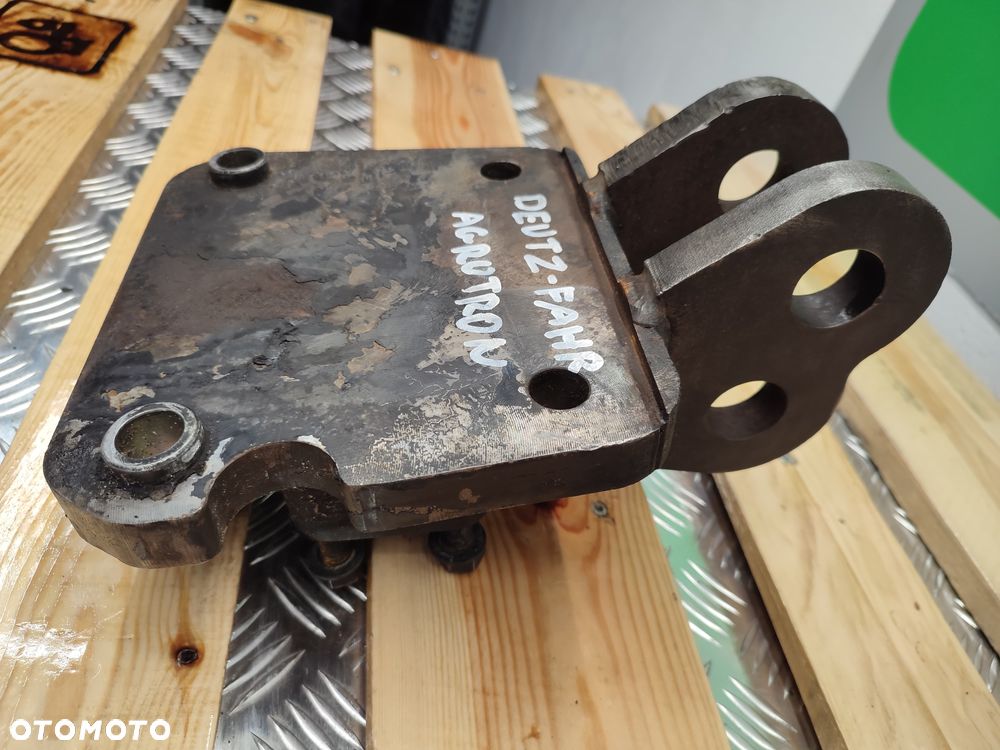 Uchwyt, Zaczep śruby centralnej DEUTZ-FAHR Agrotron - 4