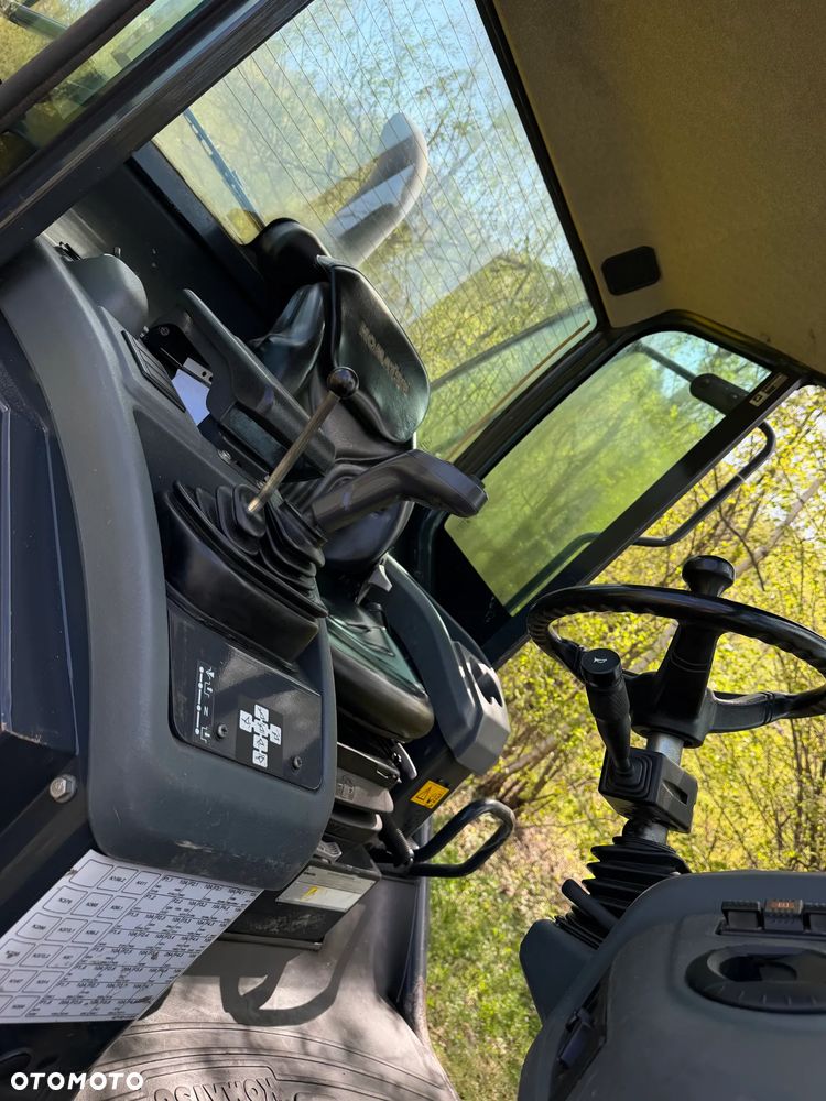 Komatsu WA70-7 Ładowarka Kołowa łamana 2016 rok.  Jak Nowa!  Oryginał łyżka. Mocny silnik 4cylindry. Zero luzów i wycieków. Aktualne Badania DEKRA BMWT. Wielka Okazja. Maszyna jak nowa z Salonu. 4200mtg. Pochodzi z Norweskiego urzędu gminy. Dodatkowe linie Hydrauliczne. Szybka wolna Jazda Rewers Hydrostatic.  Wersja Norwesk Mocne doświetlenie dodatkowe grzanie. kabina Ogrzewana wentylowana! Zmiana Osprzętu Hydrauliczna! - 31