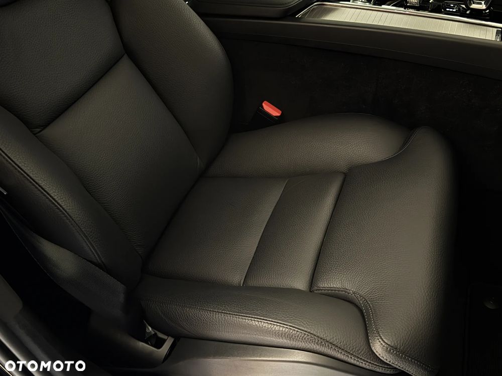 Volvo XC 60 B4 D AWD Plus Dark - 24