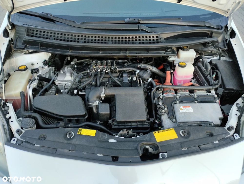 Toyota Prius (Hybrid) - 10