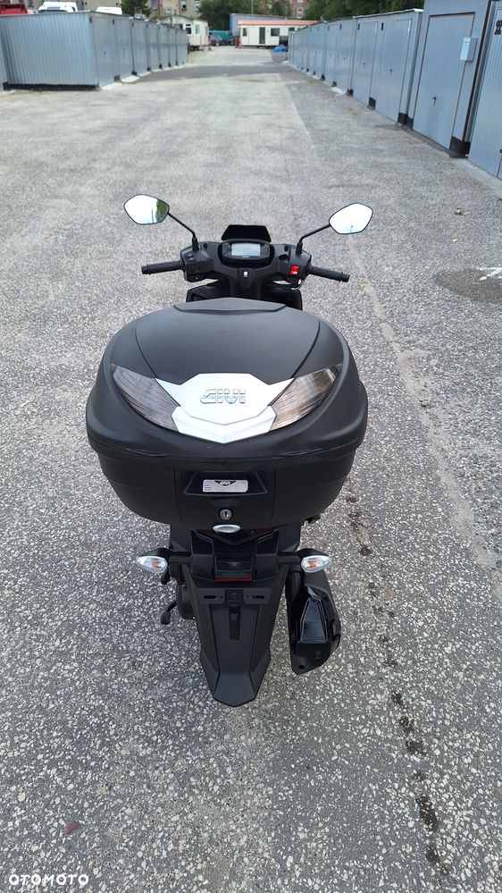 Suzuki Avenis - 11
