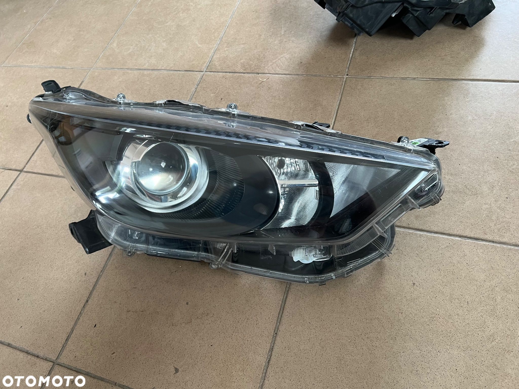 TOYOTA YARIS IV 2020- LAMPA PRAWY PRZÓD ZWYKŁA SOCZEWKA KOITO K0-6 EU B6 - 1