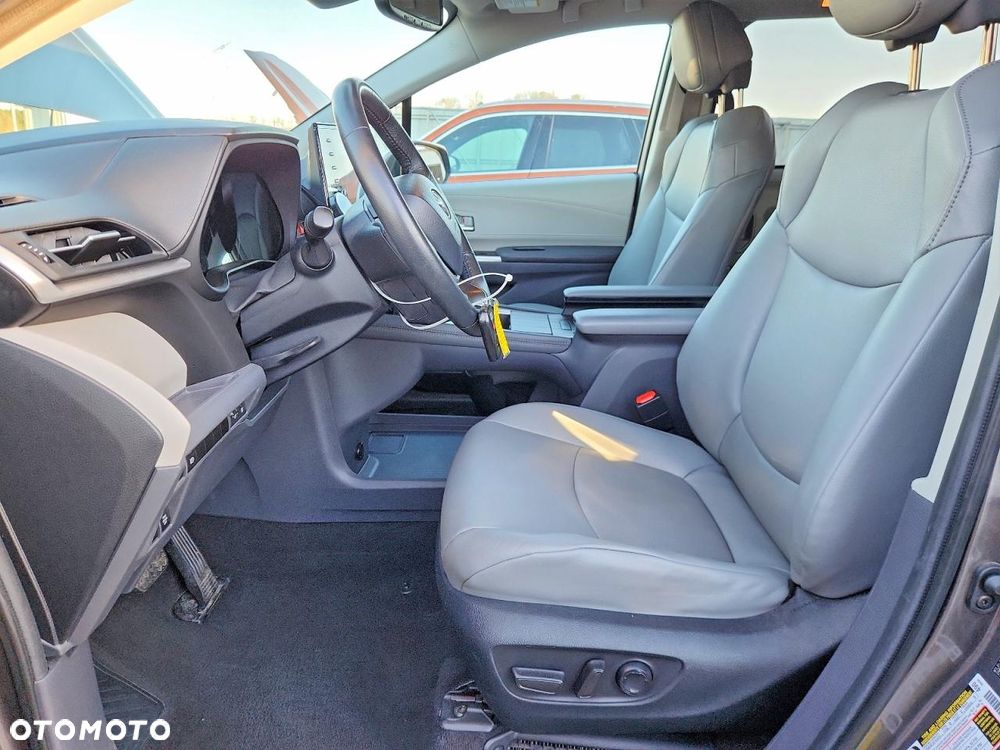 Toyota Sienna - 7