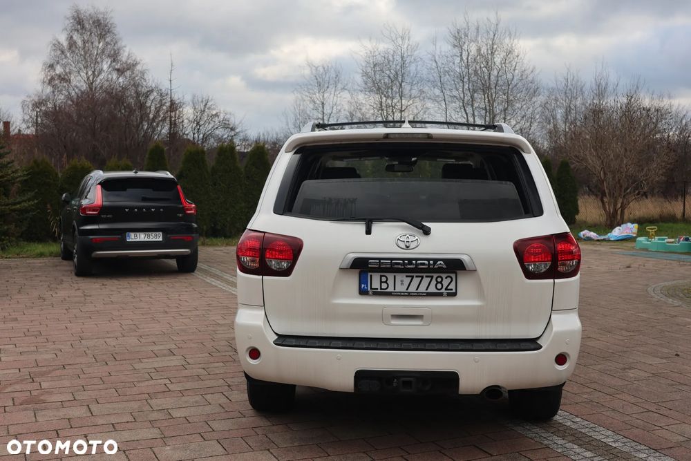 Toyota Sequoia - 8