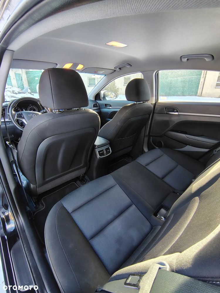 Hyundai Elantra 1.6 Comfort - 12