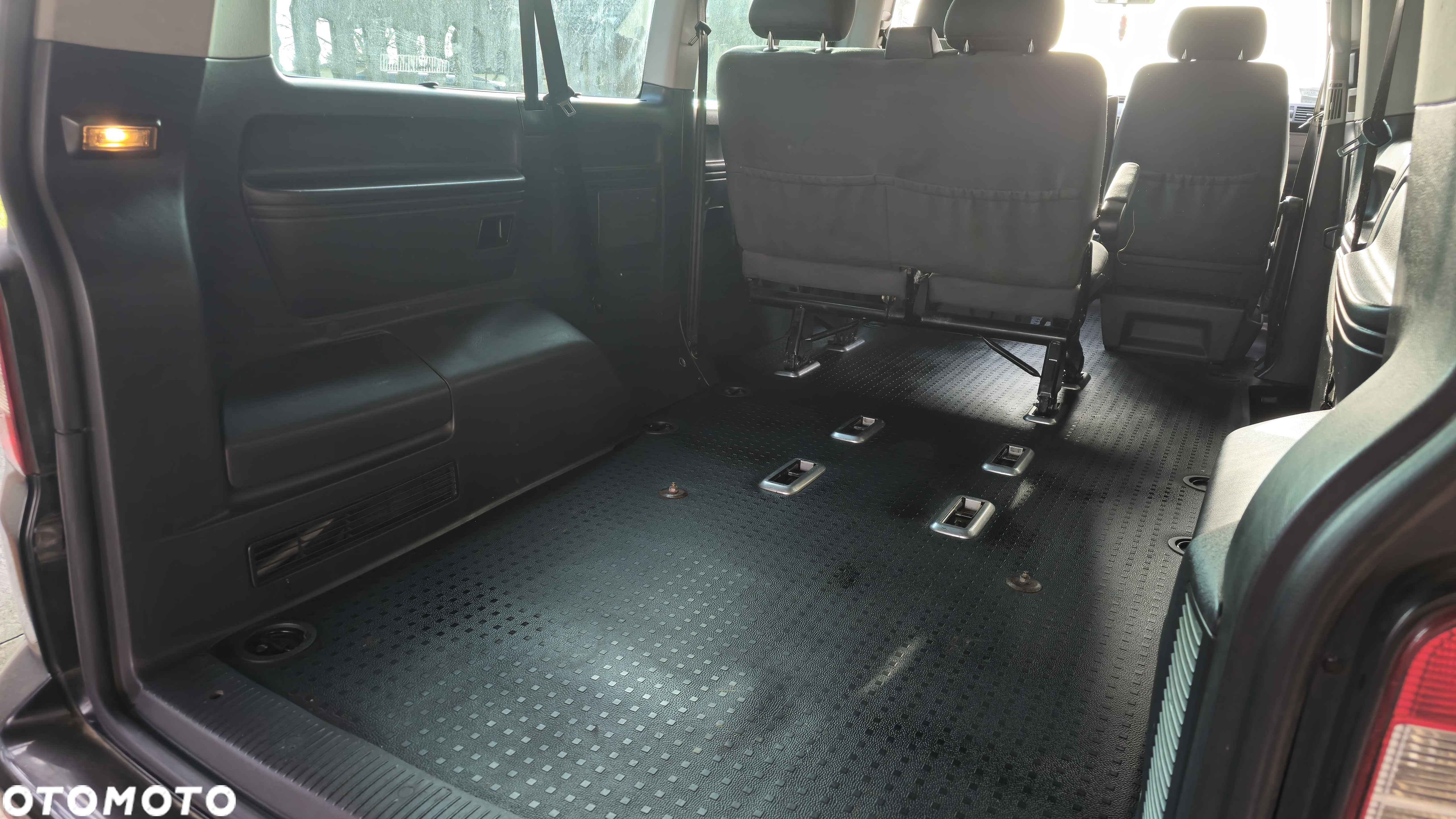 Volkswagen Caravelle - 12