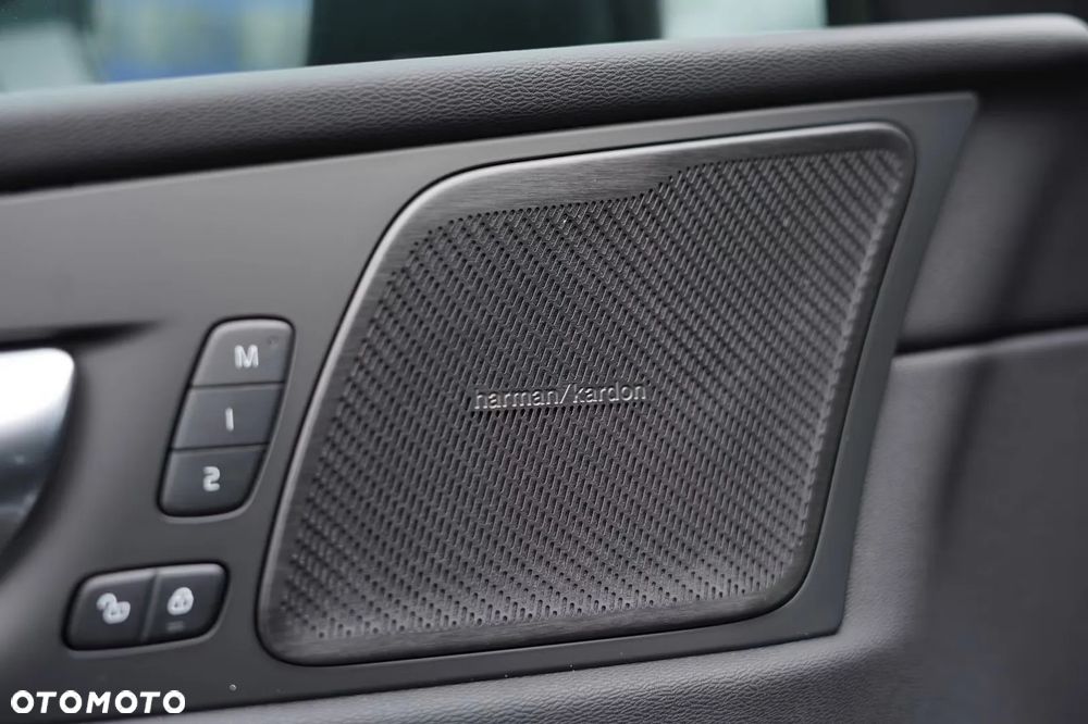 Volvo XC 60 B5 B AWD Plus Black Edition - 26