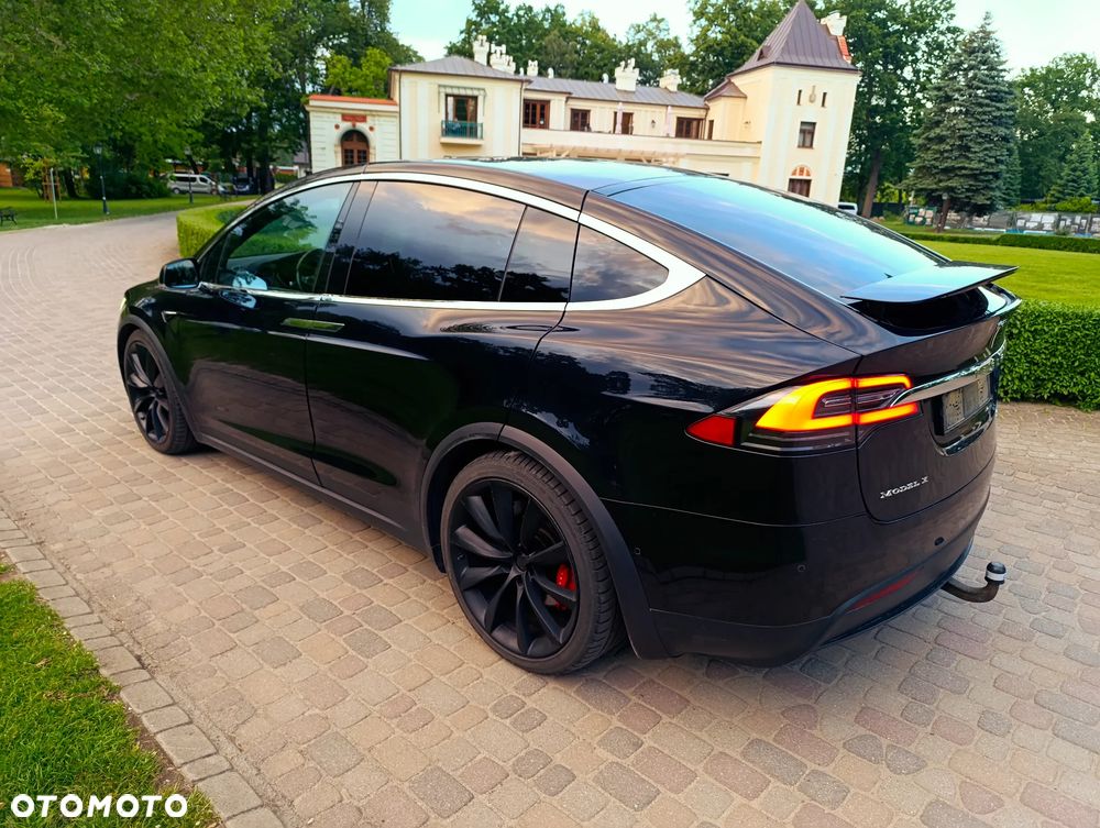 Tesla Model X - 16